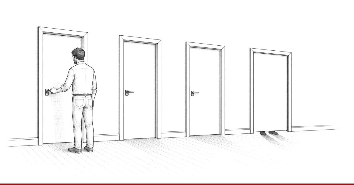 Ein Mann steht vor vier Türen in einer Wand. Die ersten drei tragen eine Klinke, eine davon hält er bereits in der Hand. Die vierte Tür ist eine glatte Fläche ohne Klinke, und unter ihr stehen die Schuhe einer zweiten Person, die dahinter wartet.