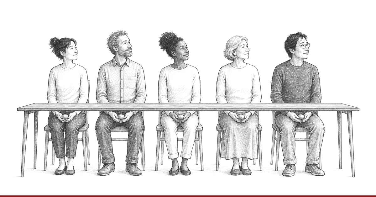 Bleistiftzeichnung: Fünf Menschen sitzen nebeneinander hinter einem langen, schmalen Tisch, alle zur selben Seite gewandt und zustimmend. Unterhalb der Tischplatte hält jeder von ihnen denselben kleinen Kieselstein mit beiden Händen im Schoß.